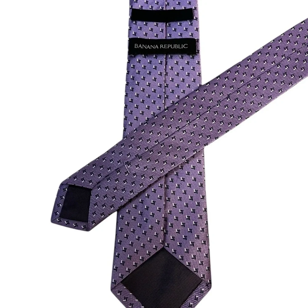 Banana Republic Skinny 3.25” Light Purple w/Geometric Pattern Silk Tie